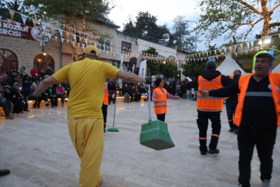 Festival alanını hem temizlediler hem eğlendiler
