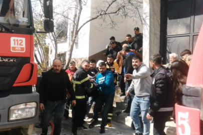 Komşusunu kurtarmak isterken yangının ortasında kaldı