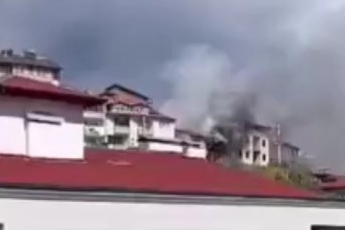 Komşusunu kurtarmak isterken yangının ortasında kaldı