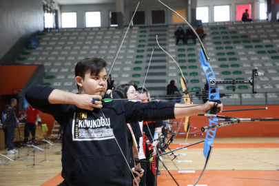 İnegöl'de öğrenciler okçuluk maharetlerini yarıştırdı