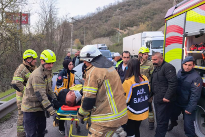 Bursa'da otomobil bariyerlere çarptı: 2 yaralı