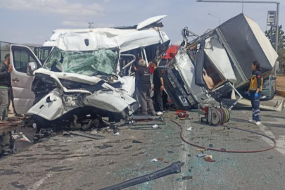 Zincirleme kazada 1'i ağır 5 yaralı