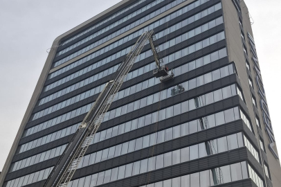 Bursa’da hastane camında tehlikeli anlar: İşçiler askıda kaldı