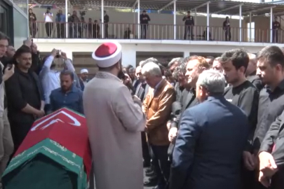 Kahraman öğretmen, gözyaşlarıyla uğurlandı