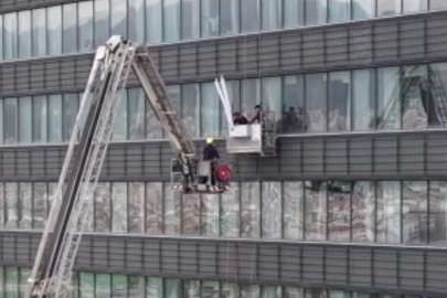 Bursa'da cam silerken 10. katta mahsur kaldılar