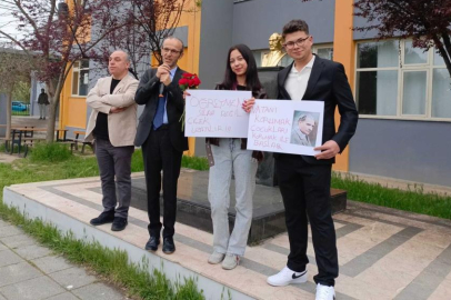 Bursa'da öğretmen ve öğrenciler çiçeklerle karşılandı