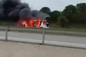 Bursa'da seyir halindeki otomobil alev aldı