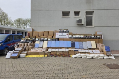 Bursa’da şok baskın: Depo ve araçlardan servet çıktı