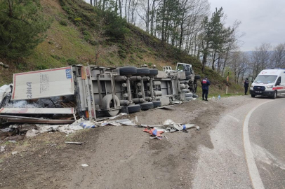 İnegöl'de su yüklü TIR yamaca devrildi: 1 yaralı