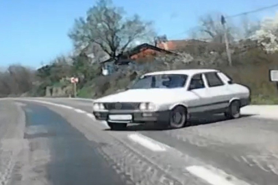 2 otomobil kafa kafaya çarpıştı