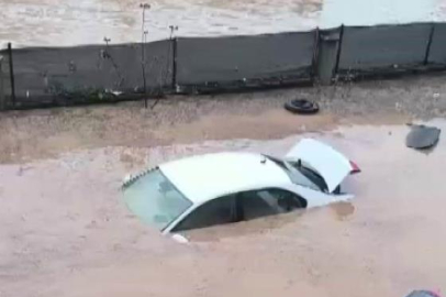 Araçlar sel sularında kayboldu