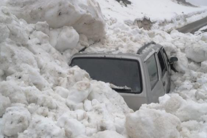 Çığ altında kalmaktan son anda kurtuldular