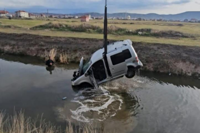 Su dolu kanala gömülmüş araç kurtarıldı