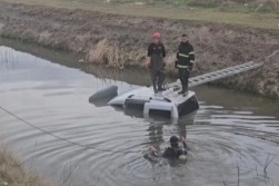 Su dolu kanala gömülmüş araç kurtarıldı