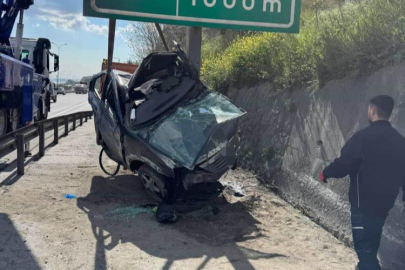 TEM’de otomobil yön levhasına saplandı: 1 yaralı