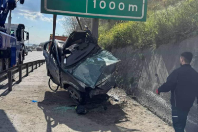 TEM’de otomobil yön levhasına saplandı: 1 yaralı