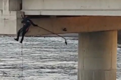 Bursa'da asılı kalan güvercini halatla inip kurtardılar