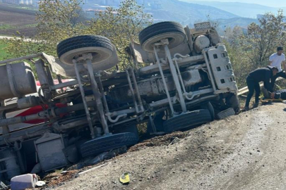 Bursa'da beton mikseri şarampole yuvarlandı