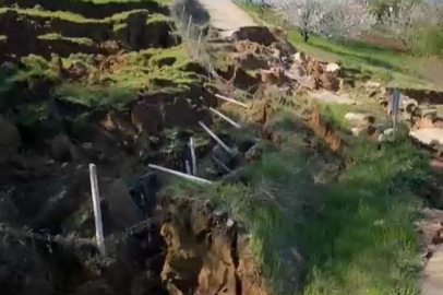 Bursa'da meydana gelen heyelan yolu parçalara ayırdı