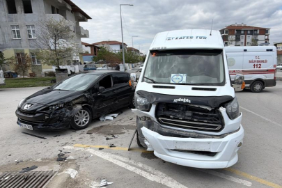 Korkutan kazada 10 öğrenci yaralandı