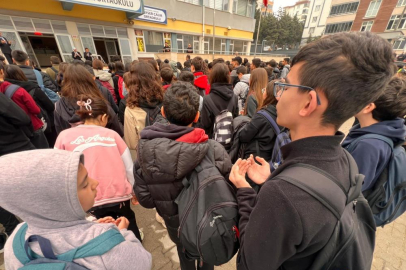 Öğrenciler, saldırıda hayatını kaybedenler için dua etti