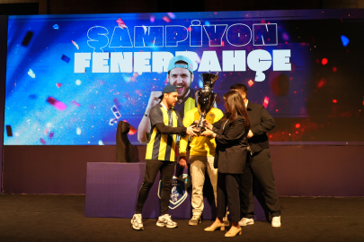 Türk Telekom eSüper Lig Şampiyonu Fenerbahçe Kupasını Aldı