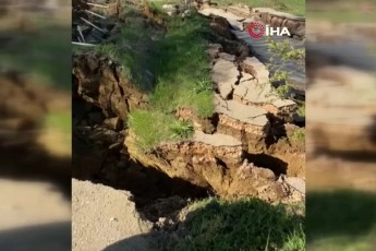 Bursa'da meydana gelen heyelan yolu parçalara ayırdı