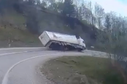 Bursa'da TIR virajı alamayınca devrildi