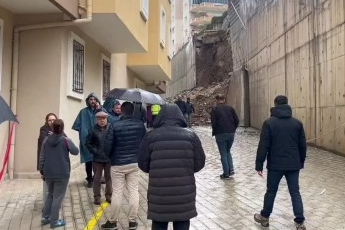 Bursa'da korku dolu anlar: 8 metrelik duvar çöktü