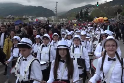 23 Nisan korteji Bursa'da renkli görüntülere sahne oldu