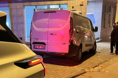 Bursa'da el freni boşalan minibüs duvara çarptı