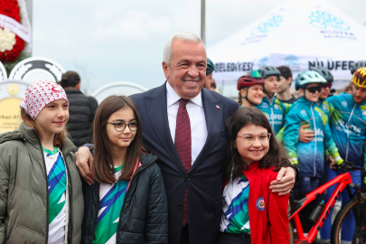 Nilüfer, 23 Nisan’ı Cumhuriyet Meydanı’nda kutladı