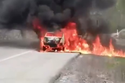 Seyir halindeyken yangın çıkan araç küle döndü