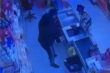 Bursa'da market hırsızlığı kamerada