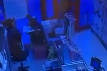 Bursa'da market hırsızlığı kamerada