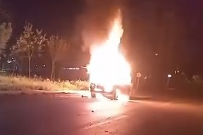 Bursa'da park halindeki otomobil alev topuna döndü