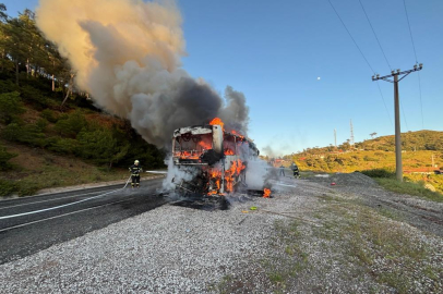 Otobüs alev topuna döndü, yolcular son anda kurtuldu