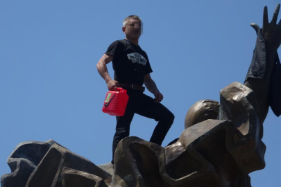 Anıtın tepesinde benzin bidonuyla dans etti