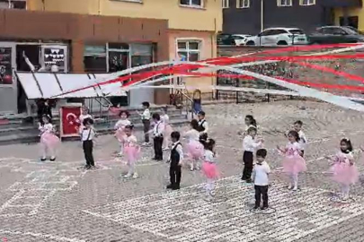 Öğretmenin üzerine tabela düştü