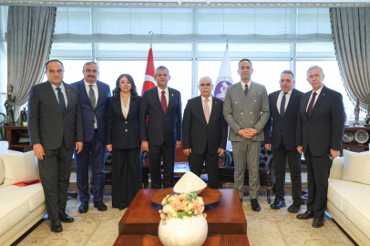 Özgür Özel Anayasa Mahkemesi Başkanı Kadir Özkaya'yı ziyaret etti