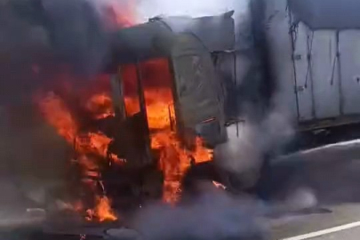 Bursa'da seyir halindeki TIR alev alev yandı
