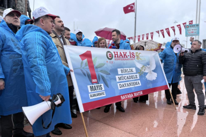 HAK-İŞ üyeleri Taksim'e çelenk bıraktı