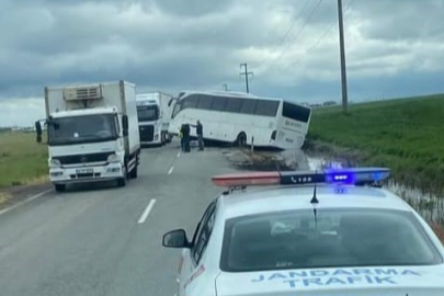 Kutlamalara giden işçileri taşıyan otobüs kaza yaptı: 1 yaralı