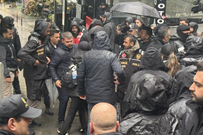 Taksim'e izinsiz yürümek isteyen grup gözaltına alındı
