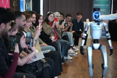 Türkiye'nin nüfusa kaydedilen ilk robotu gençlerle buluştu
