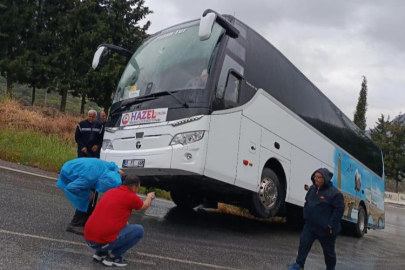 Rampayı çıkamayan tur otobüsü şarampole kaydı