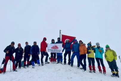 Uludağ’da 2 metre karda Türk bayrağı dalgalandı
