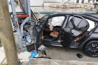 Yoldan çıkan otomobil kaza yaptı: 2 yaralı