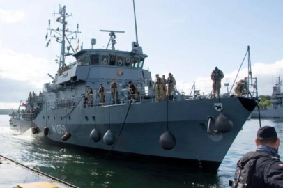 Alman mayın arama gemisi, Hürmüz Boğazı görevi için yola çıktı