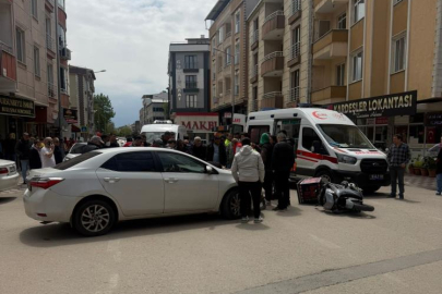 Bursa'da otomobilin çarptığı motosikletli kurye yaralandı